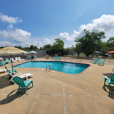 Twin Star Lodge Biloxi Bagian luar foto
