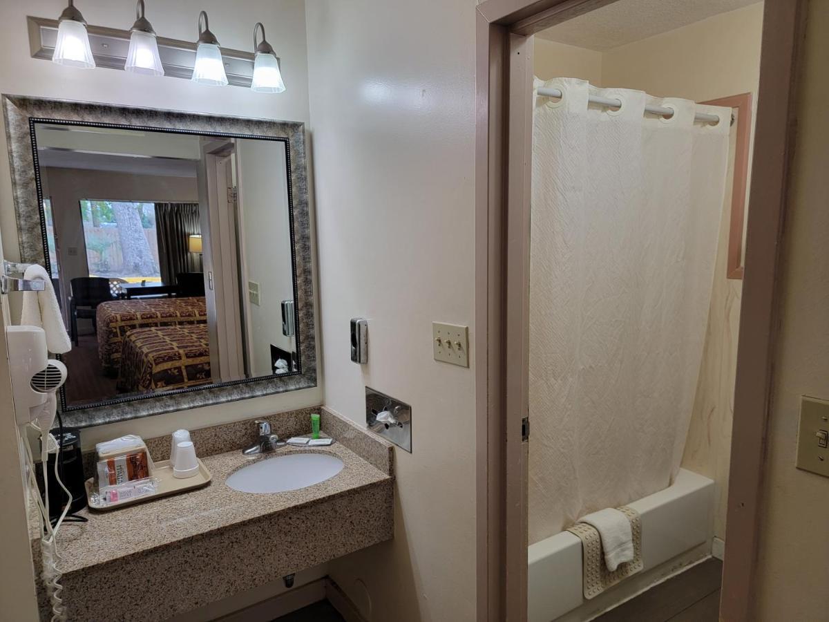 Twin Star Lodge Biloxi Bagian luar foto